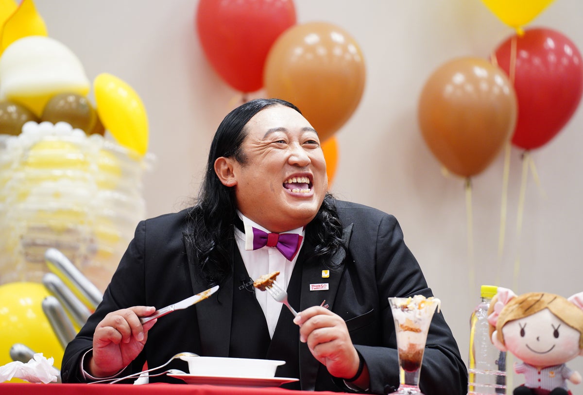 Ryuuji Akiyama, appearing as 'Jomurie Akiyama,' sampled the new fall and winter grand menu item 'Western-style Beef Stew Hamburger.' He enjoyed the rich sauce infused with red wine aroma, 100% beef hamburger patty, and hearty chunks of meat. While alternating flavors with the 'Sweet Potato and Fromage Rich Parfait,' he commented, 'I want to revert to a hamburger like a baby,' instead of 'baby talk.' His joyful words, full of love for Joyful, brought smiles to the venue.