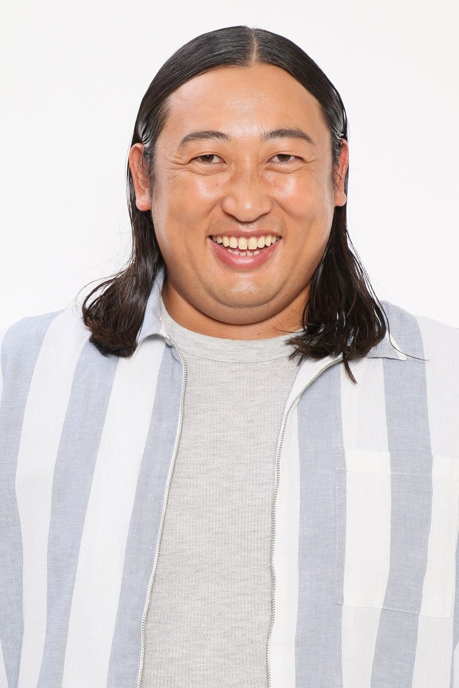 Ryuuji Akiyama (from Robert) was born in 1978 in Fukuoka Prefecture. He is affiliated with Yoshimoto Kogyo. In 1998, he formed the comedy trio 'Robert' with Hiroshi Yamamoto and Hiroyuki Baba, winning the 'King of Conte' (TBS) in 2011. He is skilled at impersonating Yuzo Umemiya. He has appeared in numerous variety shows, dramas, movies, and TV commercials, and served as a torch relay runner for the Tokyo 2020 Olympics. In 2021, his Netflix original series 'Creators File GOLD' was released worldwide, and in 2022, he held a nationwide live tour to celebrate reaching 100 creators for 'Creators File.' In April 2023, he was appointed 'Joyful Publicity Department Head' and is scheduled to appear in various projects.