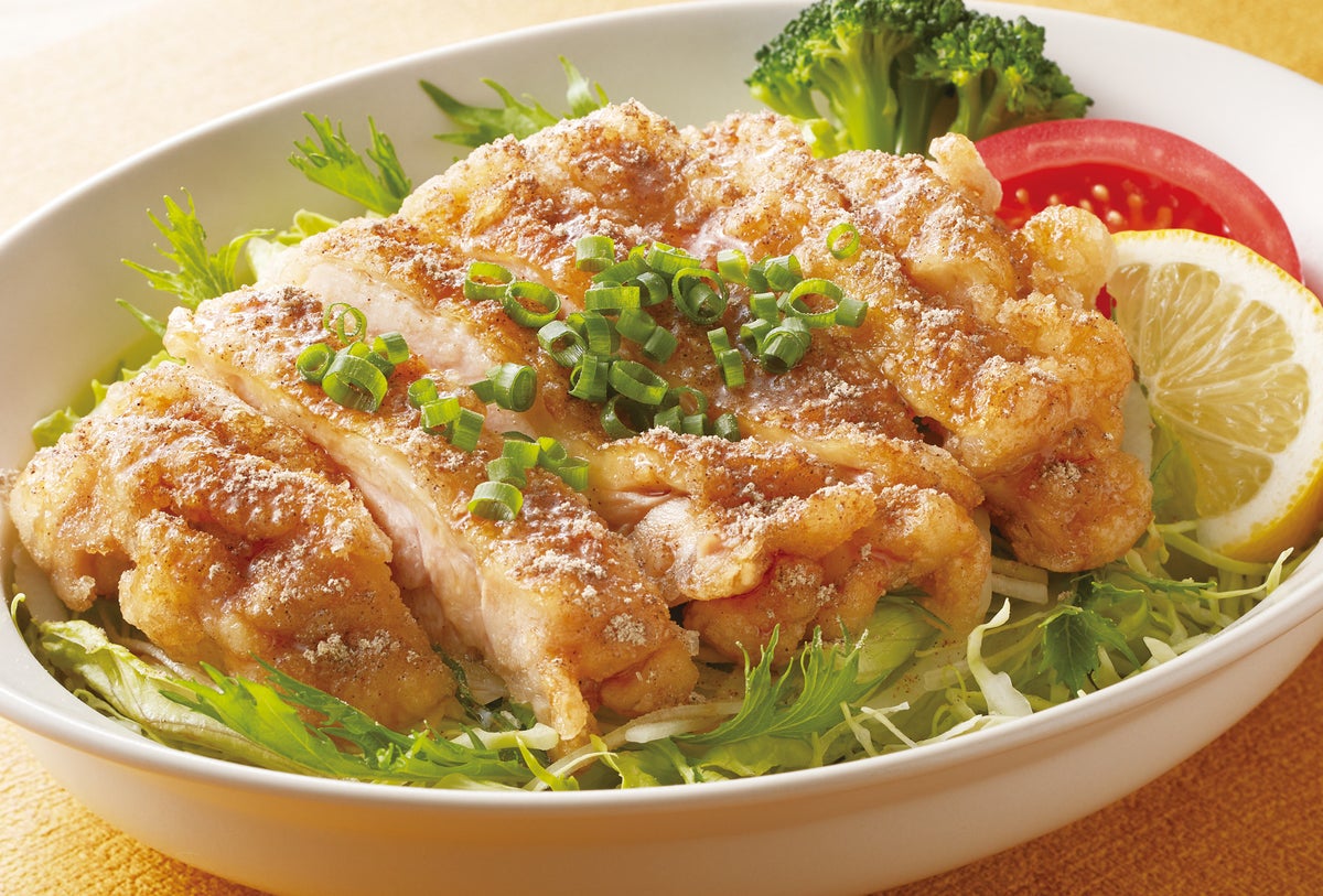 Enjoy a luxurious dish with the Phantom Pepper Chicken Tatsuta & Joyful Pepper Hamburger for ¥1,032 (tax included). Savor the colorful salad with juicy young chicken Tatsuta fried seasoned with Phantom Pepper for ¥955 (tax included). The hearty Phantom Pepper Hakata Motsunabe Hot Pot is available for ¥1,142 (tax included), featuring a soy-based broth loaded with ingredients and topped with Phantom Pepper to add a spicy kick and flavor. Crispy Nankotsu Karaage (chicken cartilage fried) seasoned with Phantom Pepper is priced at ¥482 (tax included), offering a crunchy texture and irresistible taste. All items are available at nationwide stores.