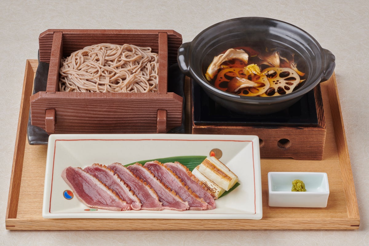 The 'Kyo Kamo' duck, known for its tenderness, rich flavor, and balanced fat, is sliced thinly and served with Kagono-ya's special dipping sauce for a shabu-shabu style soba. This warm dish is perfect for the cooler season, priced at ¥1,600 (tax included ¥1,760).