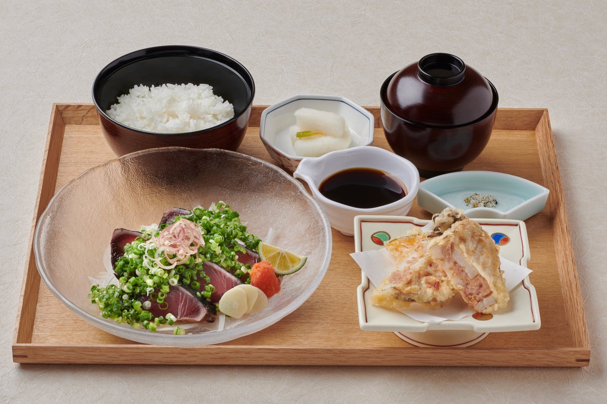 'Ryo Maki' is a traditional Tosa-style bonito tataki, grilled over straw in the Shimanto River basin. Its smoky aroma and rich flavor are complemented by a generous splash of kabosu ponzu and fresh condiments. Enjoy the authentic Tosa taste at Kagono-ya.