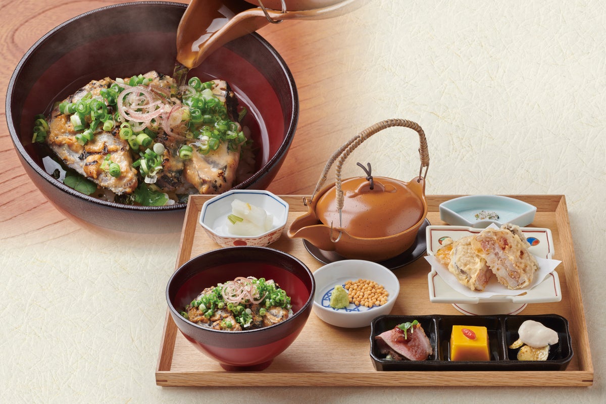 For the rice porridge, the Ryo Maki is seasoned with yuzu pepper and coated with sesame sauce, then lightly seared and served over rice with hot dashi broth poured on top. The added sesame enhances the aroma, making it an irresistible dish, priced at ¥1,800 (tax included ¥1,980).