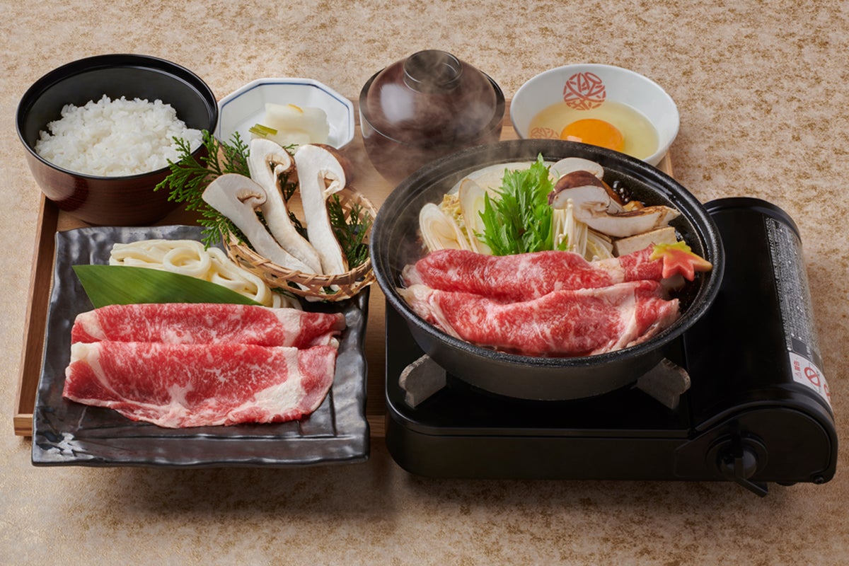 Enjoy a feast of Matsutake, Kuroge Wagyu, and Kagono-ya's special Warishita, a perfect menu for autumn appetite. The rich umami and fragrant aroma are enhanced by Kagono-ya's special Warishita made with genuine brewed soy sauce blended with mirin and two types of sugar, which complements the excellent quality of lean and fatty Kuroge Wagyu and the aromatic Matsutake.