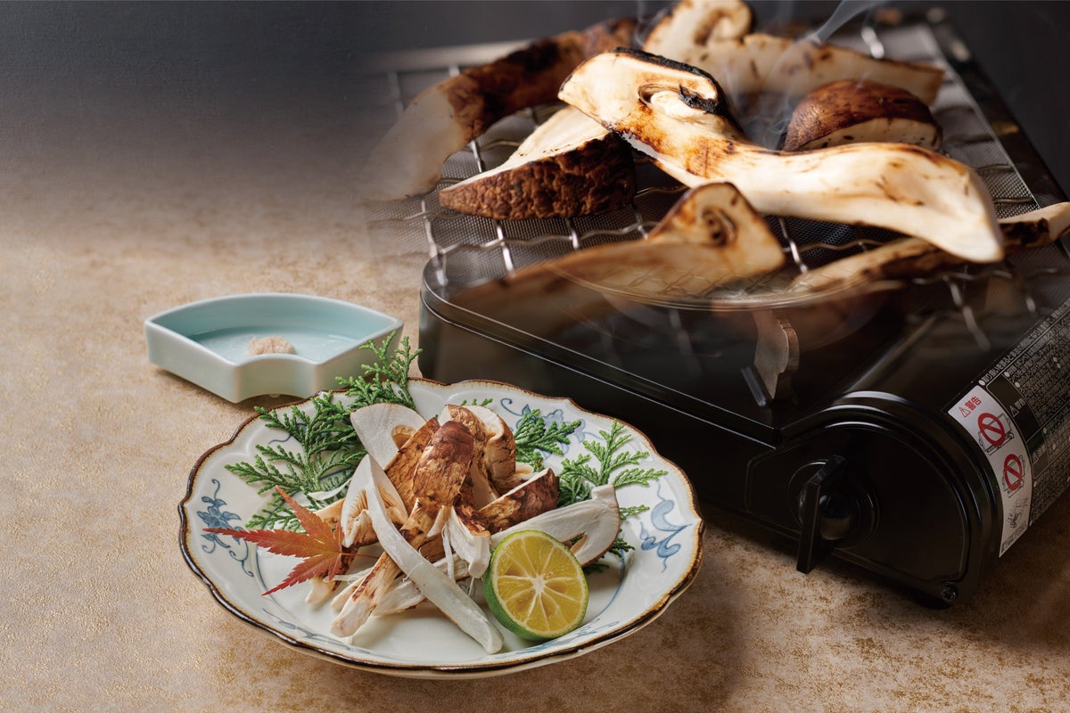 The aroma and flavor of Matsutake can be fully enjoyed with Yaki Matsutake. At Kagono-ya, you grill the Matsutake yourself at your seat. After observing the changes from start to finish with your eyes, nose, and ears, squeeze sudachi and dip in mozshio to enjoy with all five senses.