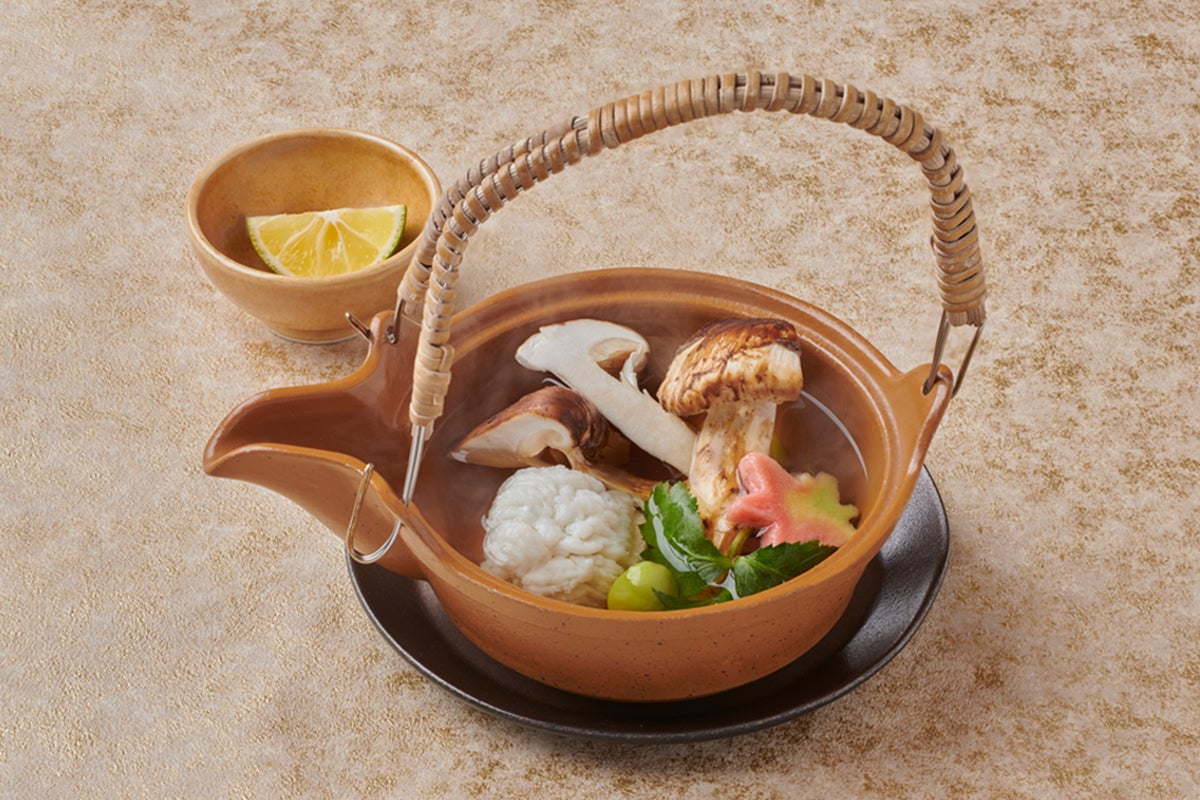 The essence of autumn, Dobin Mushi, is made by steaming fragrant Matsutake, releasing its umami into the broth, resulting in a deep, aromatic flavor. First, taste the mellow, flavorful broth, then squeeze sudachi to enjoy the changing aroma and flavor, highlighting the Matsutake. Finish by alternating between the ingredients inside and the broth.