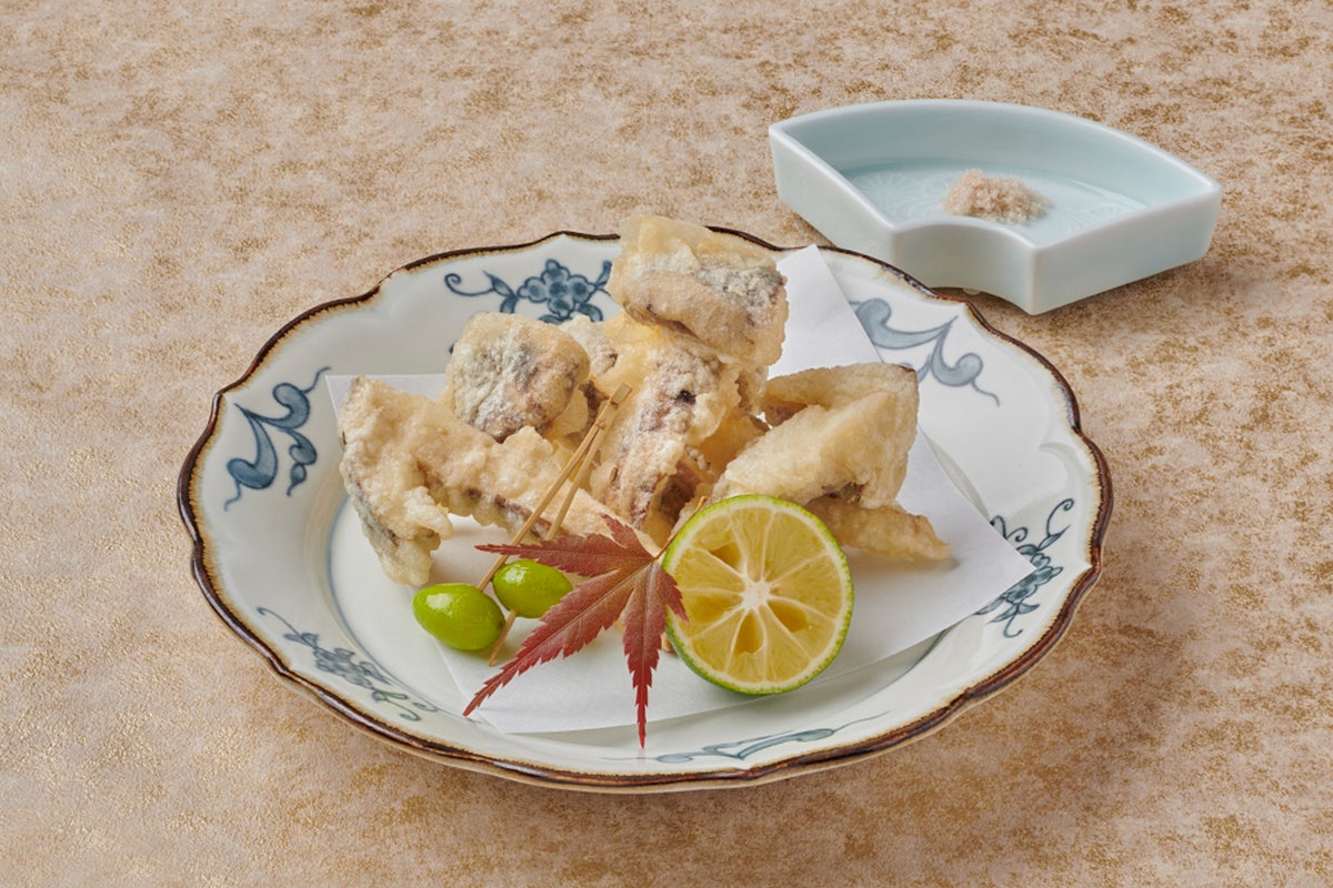 The appeal of Matsutake Tempura is the crispy coating that traps the aroma, texture, and concentrated umami of Matsutake. The batter gently steams the Matsutake, releasing its rich extract with each bite. Enjoy the natural deliciousness of Matsutake luxuriously with mozshio.