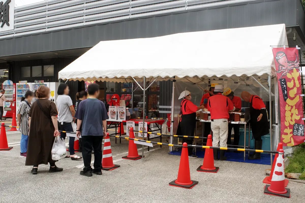 Kakujou Gyorui Kawaguchi store has set up a special takoyaki tent at the storefront