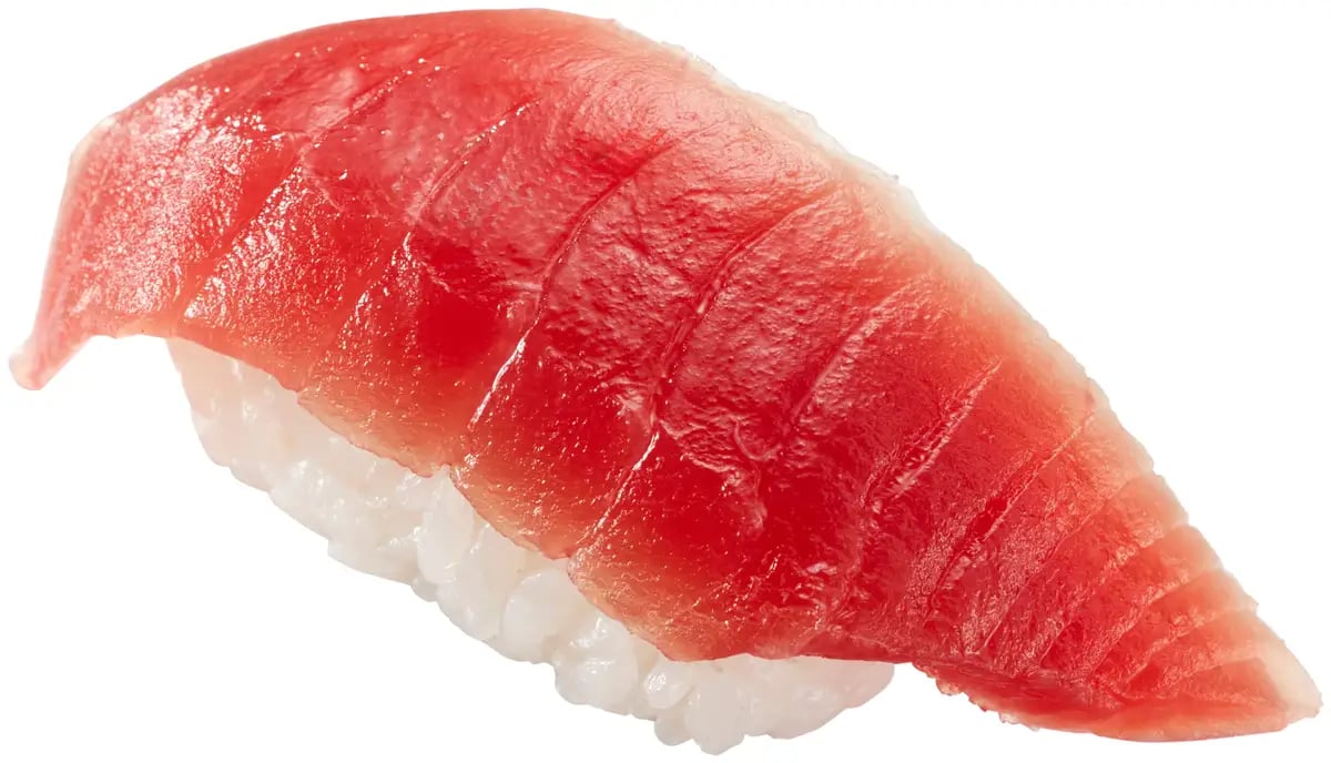In-store sliced premium red meat - Minami tuna, ¥110 per piece (tax included ¥121)