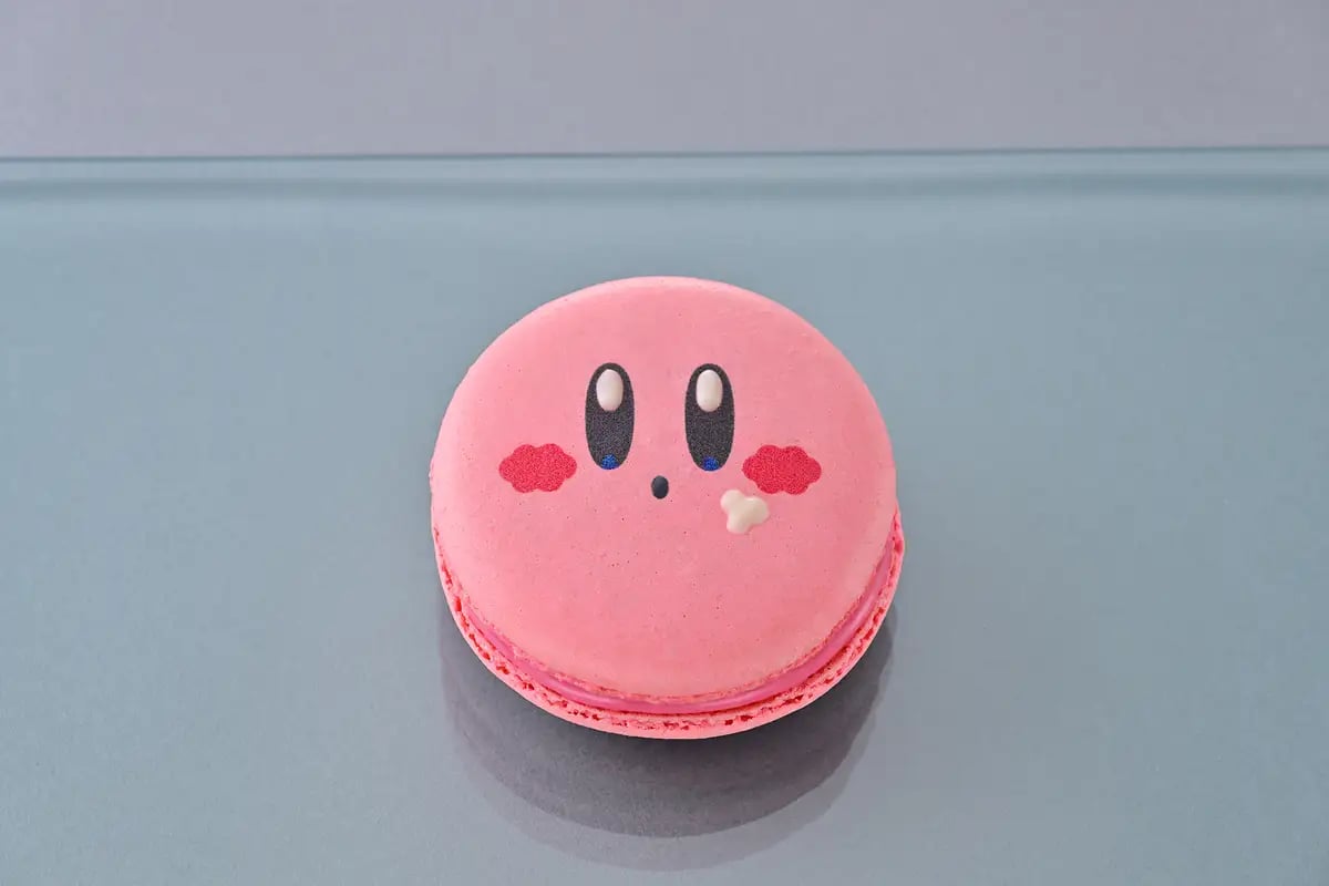 Kirby Macaron (Raspberry) — ¥918 (tax included). A Kirby-themed macaron topped with cream: crisp on the outside, soft on the inside, filled with tart raspberry cream. Enjoy tea time with Kirby.