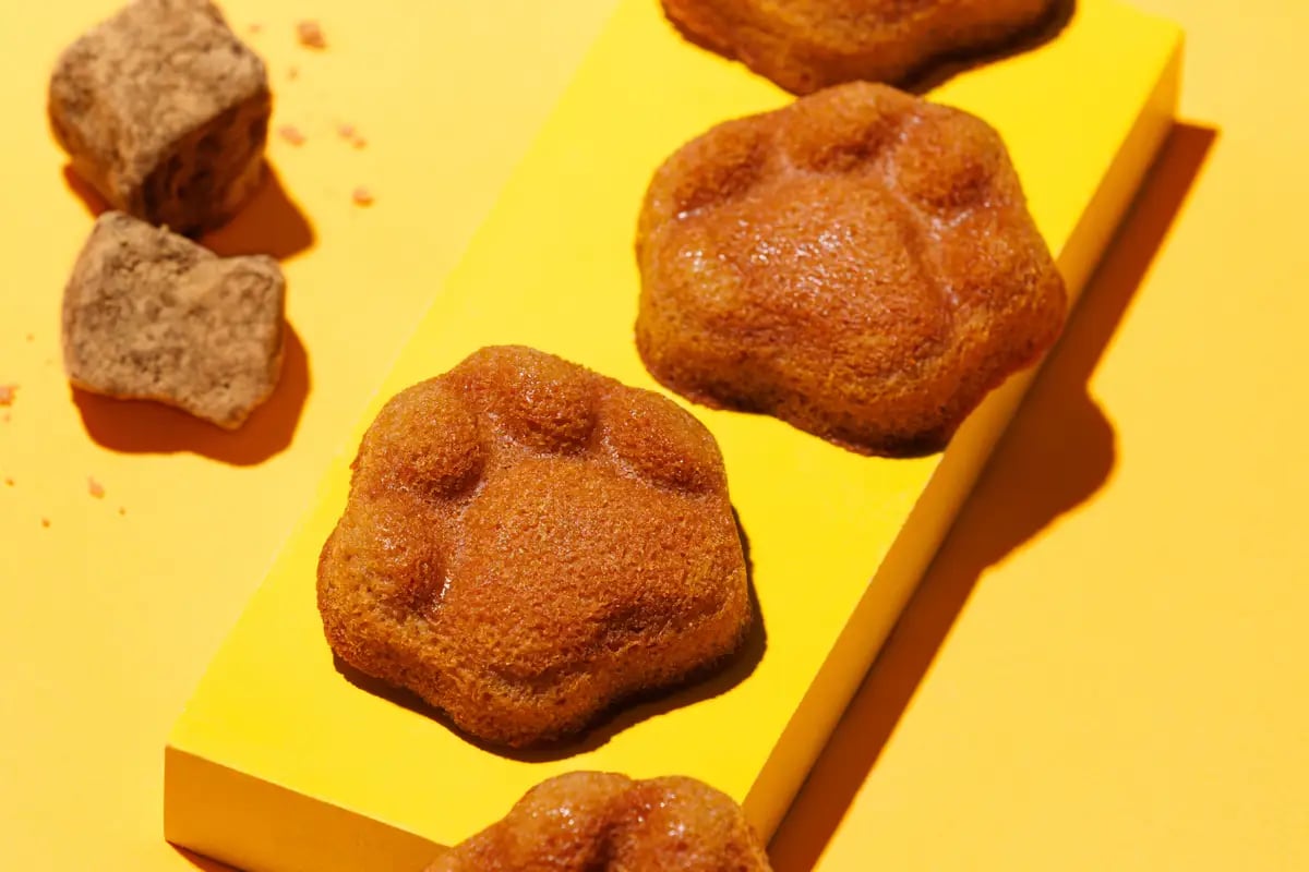 The tender financier, shaped like a paw print and proudly made by KOKUNEKO, combines the gentle sweetness of brown sugar with the rich aroma of butter. Available in 4 pieces for ¥1,080 (tax included), 8 pieces for ¥2,160 (tax included), and 12 pieces for ¥3,240 (tax included).