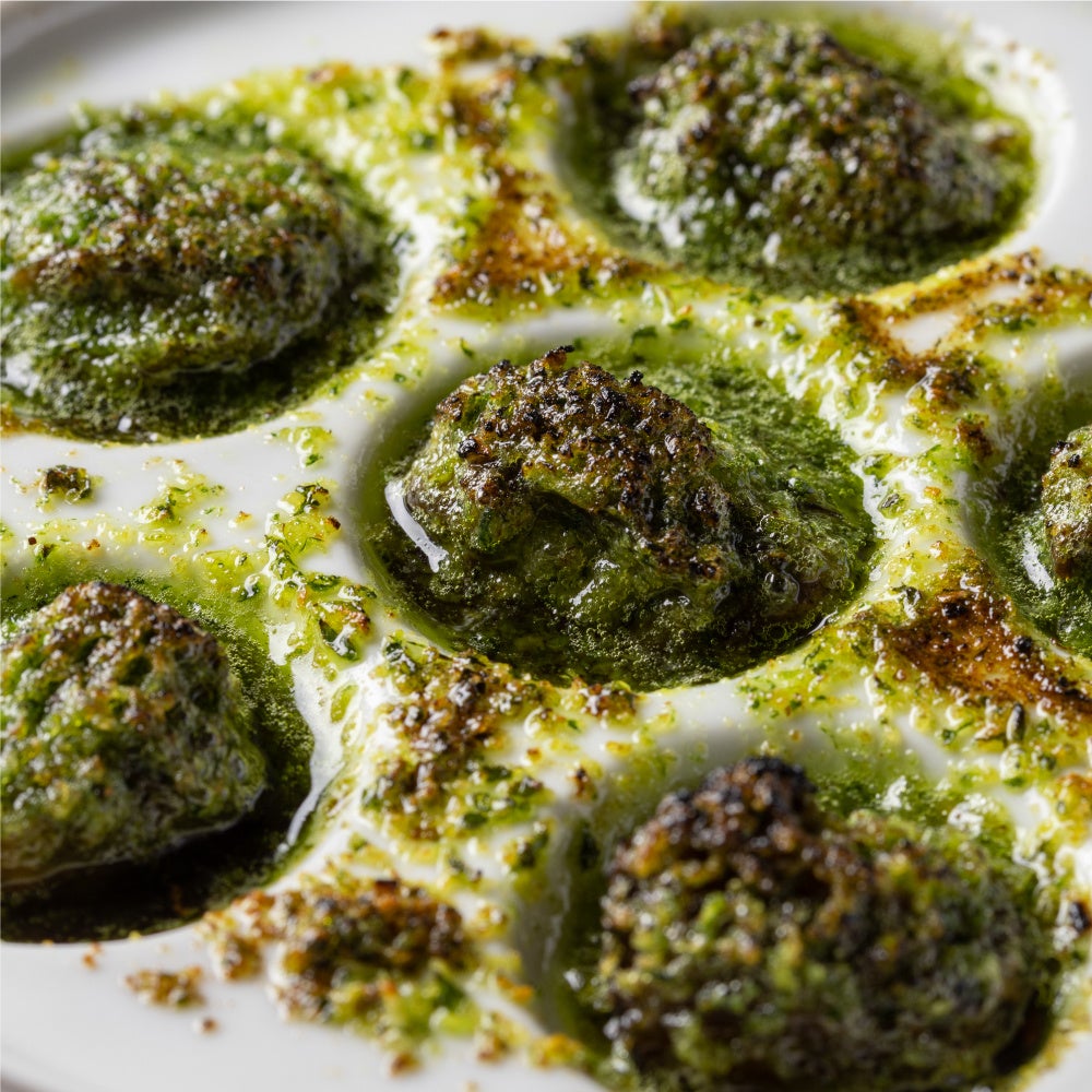 Escargots à la Bourguignonne — ¥2,000 (tax included). These are classic Burgundy snails roasted in garlic and parsley butter, filling the air with a rich aroma and savory flavor. You can also choose the Jambon Persillé, a jelly of pork ham and parsley, as an appetizer.
