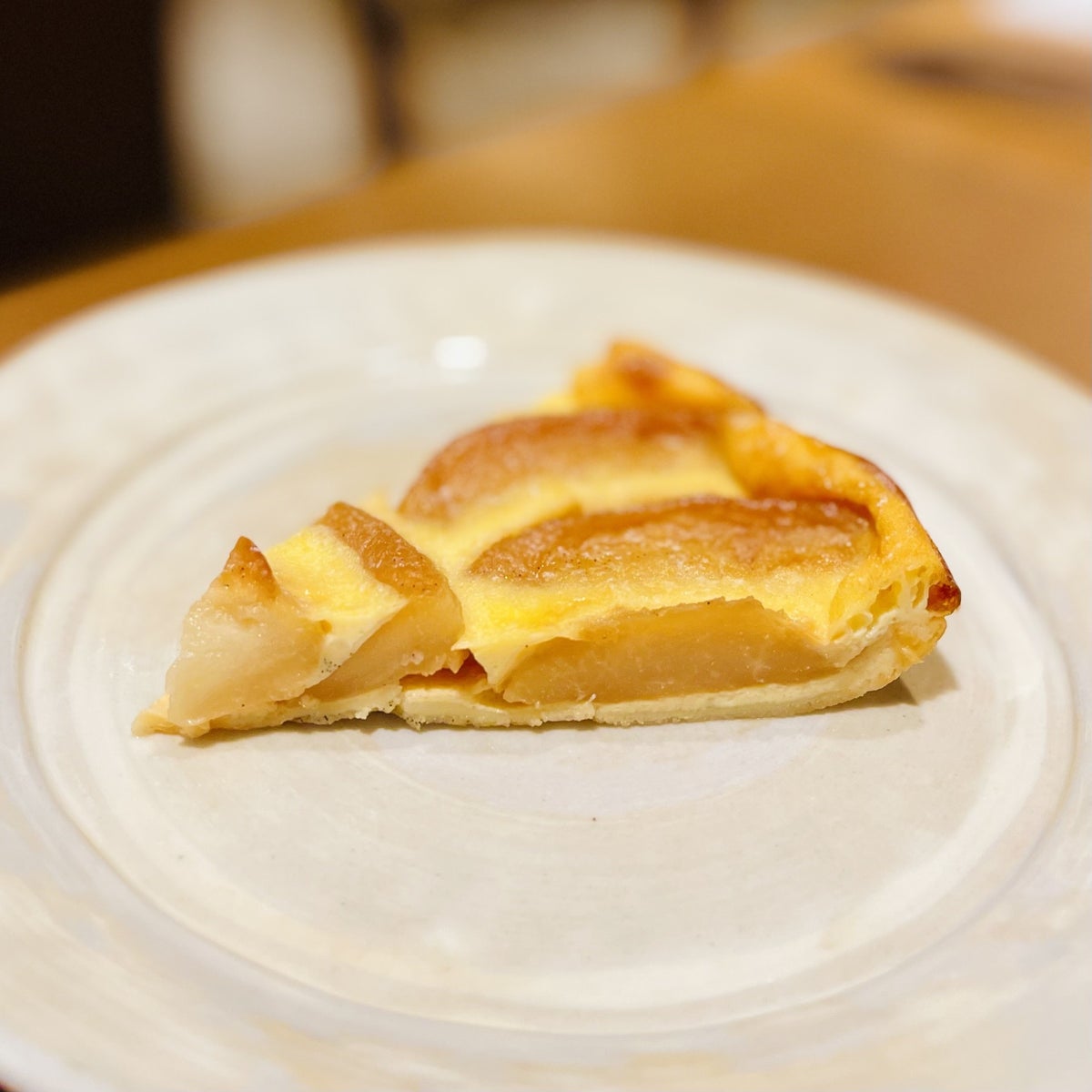 Flamusse aux pommes — ¥8,000 (tax included). A rustic Burgundy apple dessert, caramelized apple clafoutis with a gentle egg flavor, combining sweetness and slight bitterness for a comforting finish.