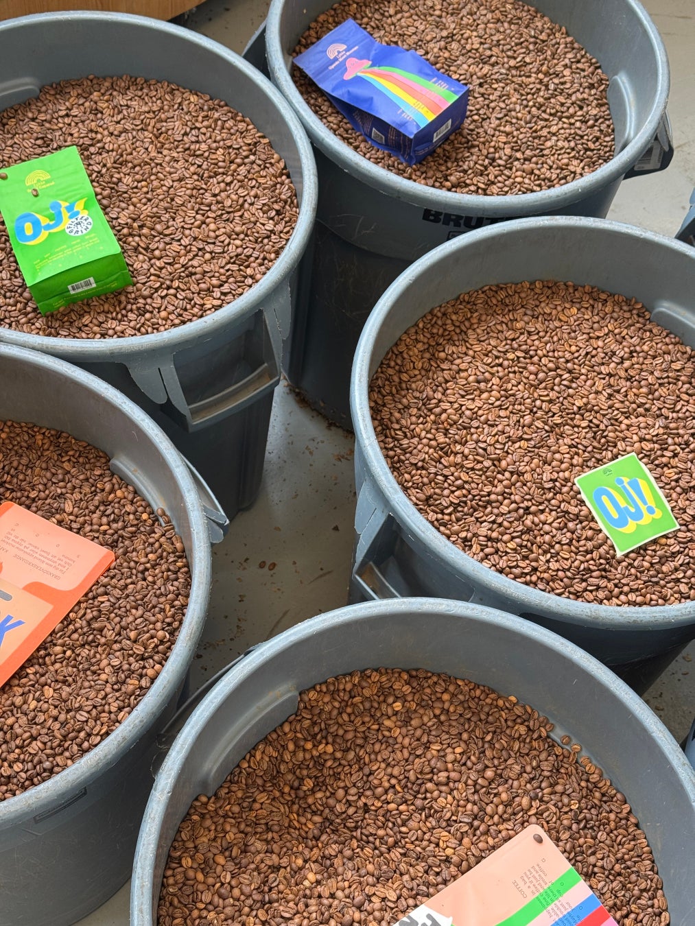 We own farms and companies together with producers, bypassing middlemen to create coffee directly with producers. This allows us to proceed with coffee production based on on-site decisions, without burdening people or nature. Our farms are located in the highlands of El Salvador, by the snowmelt lakes of the Andes, on Brazil's highlands, and in East Africa (Uganda), known as the birthplace of coffee. We cultivate organically, avoiding monoculture and sharing know-how with nearby producers to improve quality and sell better coffee at higher prices. 'Grow happiness and spread it.' Improving the entire coffee-producing region is what Lykke aims for.