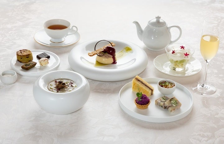 Enjoy a selection of savory delicacies featuring seasonal ingredients such as aromatic mushrooms, chestnuts, and Pacific saury, alongside sweets made with Shine Muscat grapes and pear. The free-flow beverage selection includes our house-blended tea, maple tea, marron tea, sweet pumpkin tea, and more. Relax and enjoy a leisurely autumn afternoon with your favorite drinks.