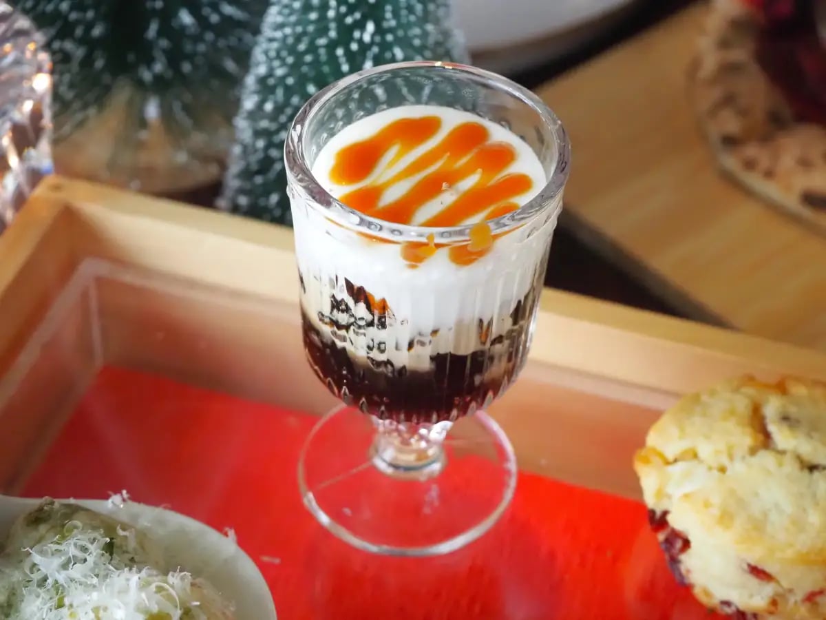 Adult Coffee Jelly Italian Espresso Caramel Latte. Made with Italian espresso brand 'illy' for a strong coffee flavor, topped with cream and caramel sauce adjusted for sweetness to enjoy a caramel latte-like taste in one sip.