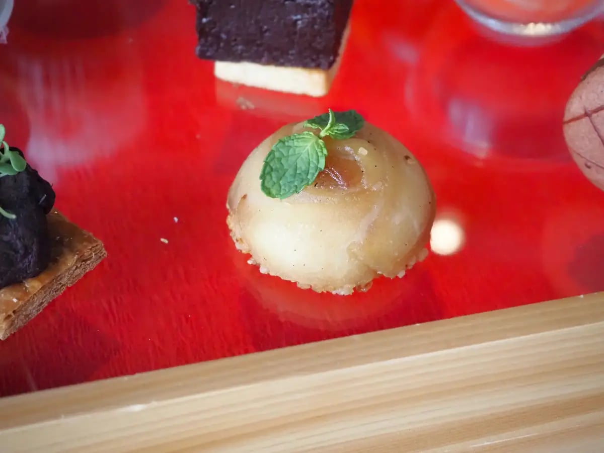 Tarte Tatin. Made with apples caramelized with butter and granulated sugar, bringing out their natural sweetness and slight bitterness. Paired with crunchy crumble, finished with a mint aroma that enhances the apple’s rich flavor.