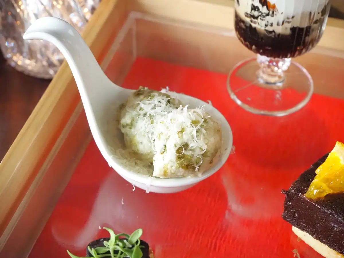 Fresh Seaweed Zeppoline. A regional Italian fried bread called 'Zeppoline' mixed with fresh seaweed. Crispy on the outside, fluffy inside, with a rich aroma of seaweed.