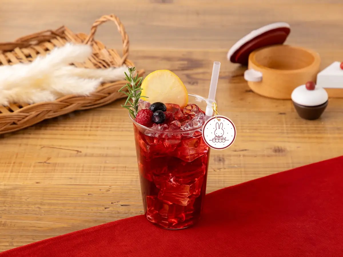 Sweet and Sour Berry Drink — ¥1,090 (tax included)