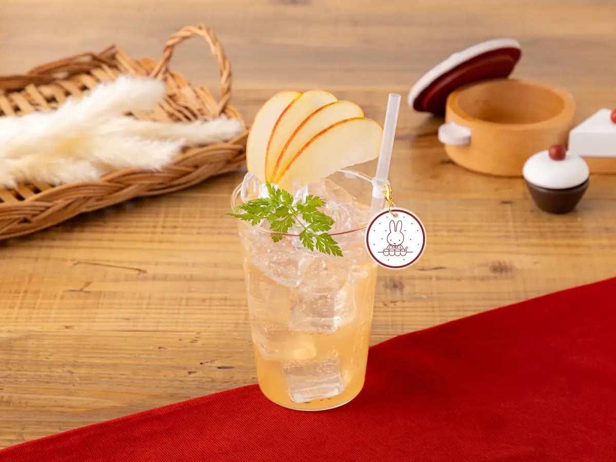 Sparkling Apple Soda — ¥1,090 (tax included)