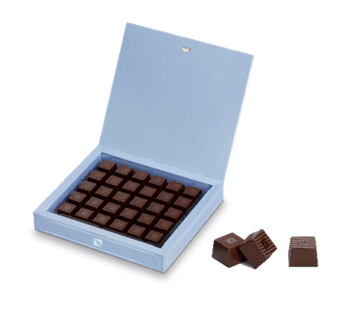 A limited-edition milk chocolate using Madagascar cacao mass, reflecting the collection's aesthetic, is also available. Inspired by crystal cuts, its new form adds a touch of glamour and makes everyday coffee moments more festive and special. Perfect as a gift or a treat for yourself.