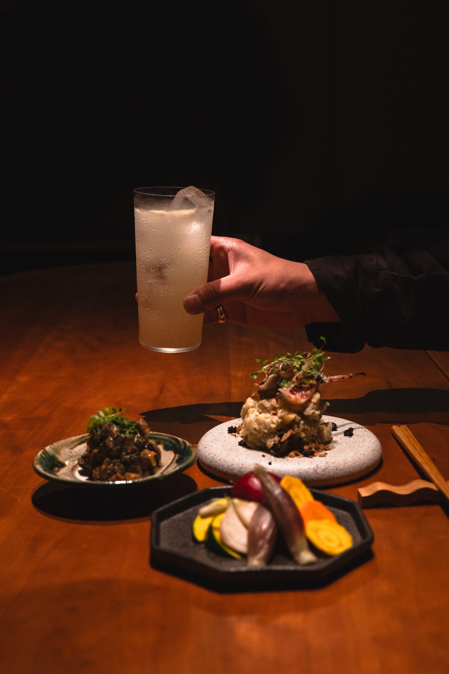 In addition to oden and skewers, we offer dishes that go well with drinks.