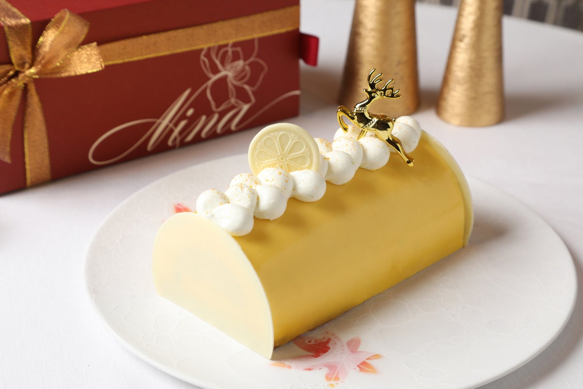 Enjoy the exotic flavors of the Christmas limited mousse cake, featuring tropical fruits and coconut. Crafted by Nina Metaie, this cake beautifully combines the rich aroma of coconut with the juicy taste of mango and the refreshing acidity of lime and kaffir lime. Its delightful texture contrast makes it a perfect indulgence to transport you to a tropical resort during the winter season. The whole cake is priced at ¥8,500 (tax included), approximately 8cm tall, 15cm wide, and 6cm deep.