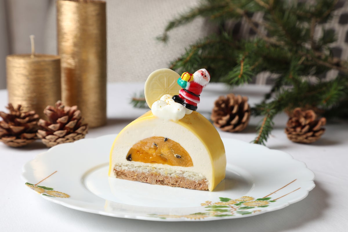 Enjoy a tropical resort experience during the winter with our exotic fruit and coconut mousse, crafted by Mr. Nina Metaié. This Christmas limited bush de Noel features an aromatic coconut scent, complemented by the juicy flavor of mango and a refreshing acidity of lime and kaffir lime leaves, beautifully harmonized. The texture contrast makes it a perfect indulgence for the holiday season. Priced at ¥2,200 (tax included), it comes in a decorative box.