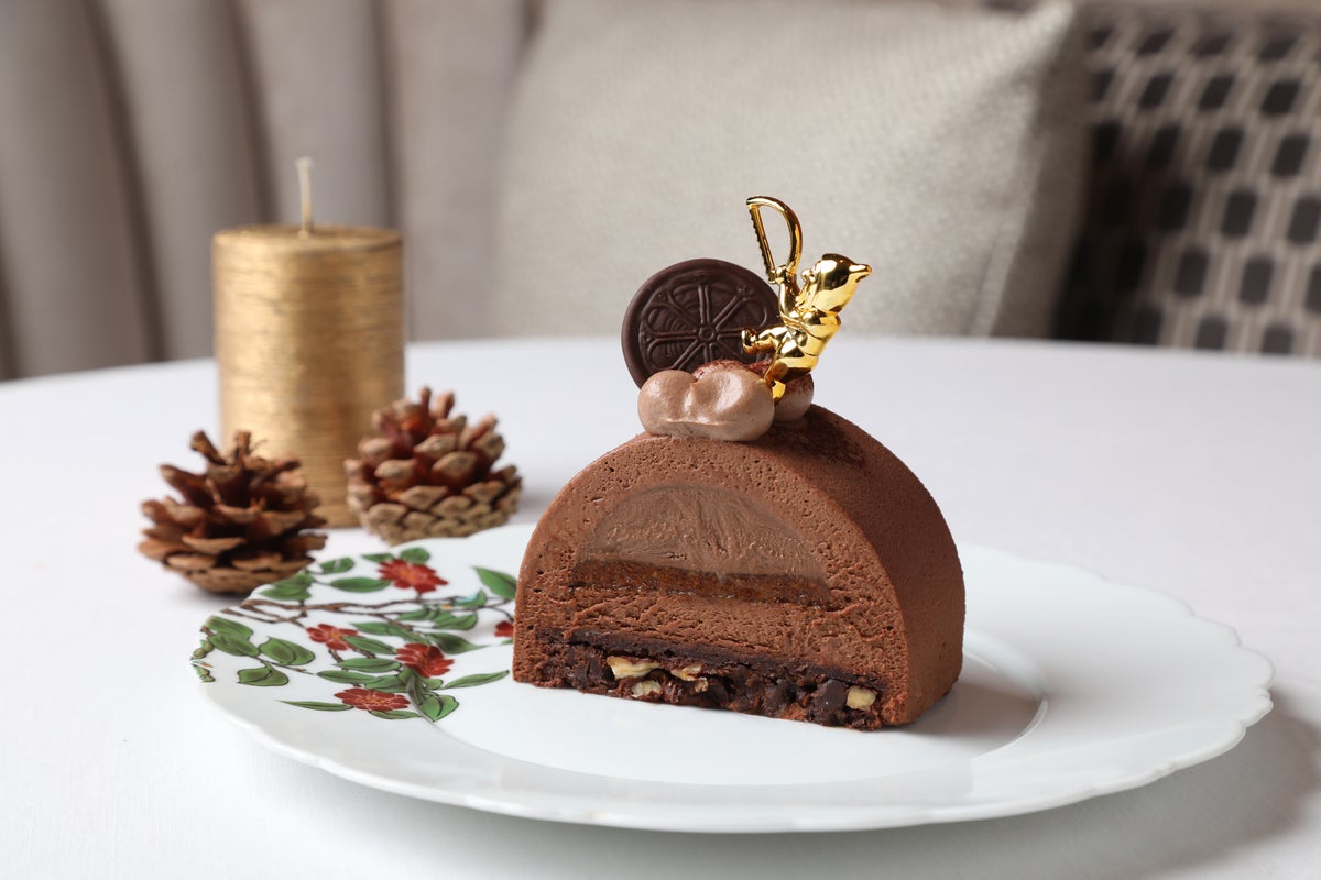 Enjoy the refreshing citrus aroma of Earl Grey and chocolate in this individual-sized Yule log. The rich dark chocolate is complemented by a light touch of citrus, while layers of crispy shortbread, moist brownie, fragrant pecans, and praline create a beautiful harmony of textures and flavors. Indulge in the deep allure of cocoa with this timeless masterpiece loved across generations. Price: ¥2,200 (tax included).