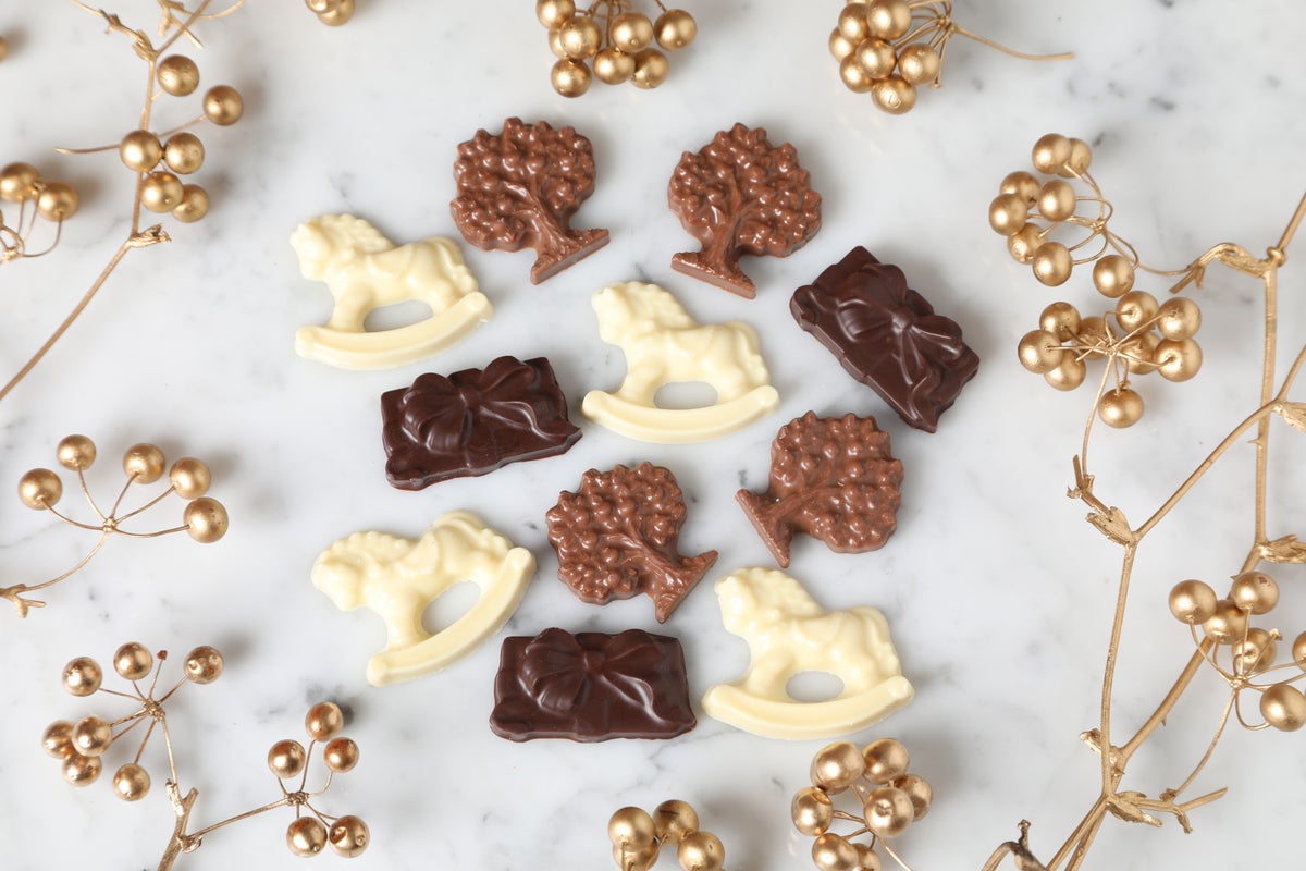 Enjoy a delightful holiday season with our assorted chocolates featuring charming motifs like a wooden horse and apple, crafted in chocolate. Perfect for all ages, from children to adults, at ¥1,500 (tax included).