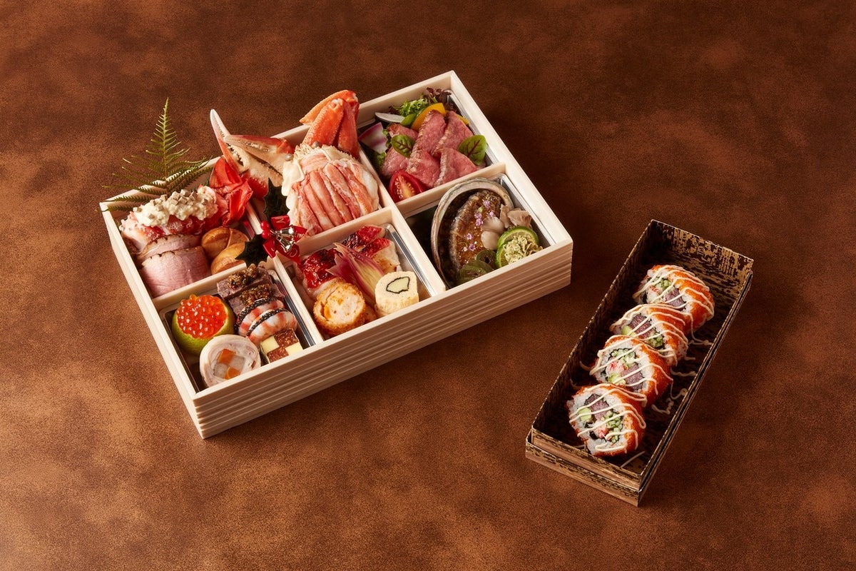 This year, Japanese cuisine 'Hinokizaka' offers a special Christmas Japanese hors d'oeuvres takeout menu, featuring carefully selected seasonal ingredients and luxurious flavors curated by Head Chef Hisao Ishida. Enjoy a refined Japanese dining experience at home and celebrate a memorable Christmas. The menu includes a variety of exquisite dishes, with prices such as ¥38,000, ¥12,000, and ¥13,000, among others.