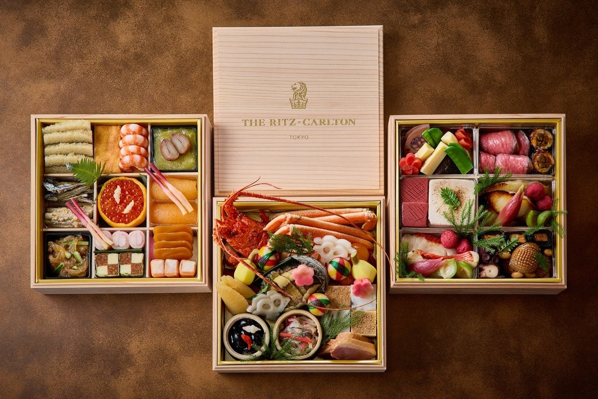At Japanese Cuisine Hinokizaka, Chef Hisao Ishida has prepared a special osechi featuring carefully selected mountain and sea delicacies from across Japan. Expertly handcrafted and beautifully arranged in a three-tiered box, this traditional Japanese New Year dish embodies seasonal elegance and culinary artistry. Enjoy the luxurious flavors that are perfect for celebrating the New Year at home. The osechi is priced at ¥120,000 (tax included).