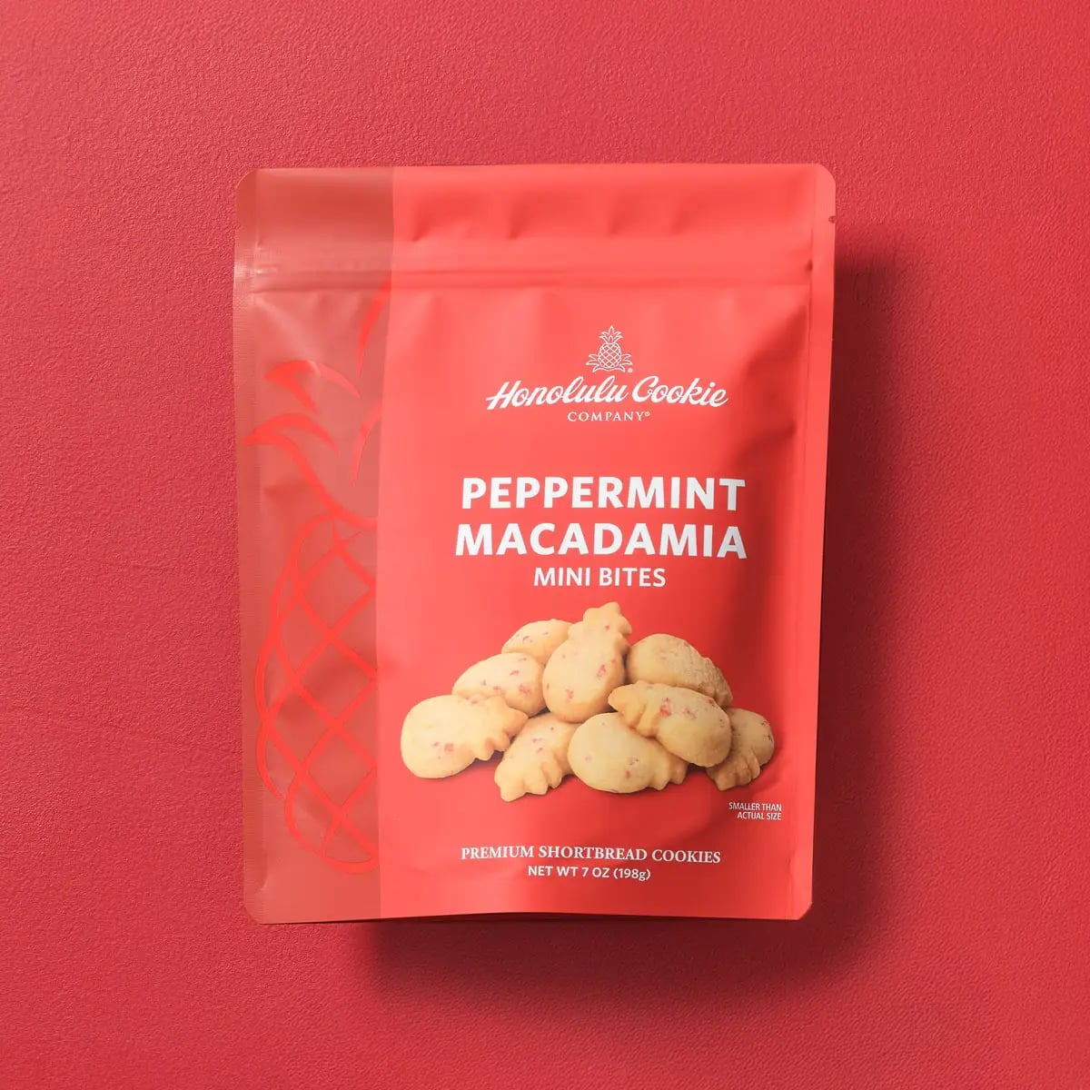 Mele Peppermint Macadamia Mini Bites Snack Pack (198g) — a Christmas-only bite-sized treat with a refreshing peppermint aroma. Crispy shortbread with a hint of peppermint and crunchy macadamia nuts. Comes in a resealable package, perfect for snacking or sharing.