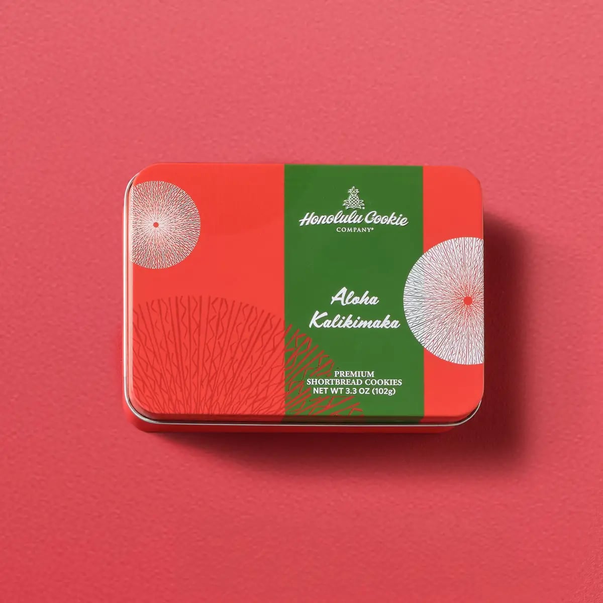 Mele Gift Can (S) with 4 varieties and 6 pieces — a holiday can adorned with Hawaiian art. Includes seasonal flavors like Toffee Macadamia, Dark Chocolate Peppermint Macadamia, and White Chocolate Ginger Spice. The artwork by NOHO HOME makes this a delightful gift that can be enjoyed even after the treats are gone.