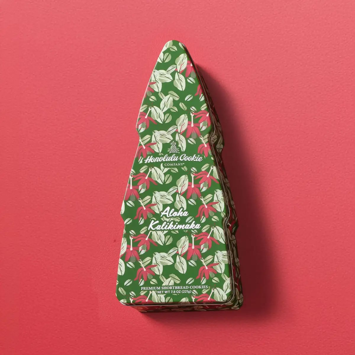 Mele Tree Gift Can with 6 varieties and 14 pieces — a sweet gift from Hawaii to decorate your Christmas tree. The tree-shaped can contains 14 cookies, including popular and seasonal flavors. Hawaiian art by NOHO HOME adds to the festive atmosphere, ideal for Christmas decorations.