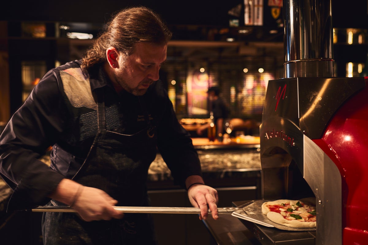 At Pizza Ciao, watch the chef stretch the dough, add toppings, and bake your pizza right in front of you at the limited 12-seat counter, creating a lively and aromatic experience with a traditional brick oven imported from Italy that bakes a pizza in about 60 seconds, resulting in a crispy exterior and light interior. The Pizza CIAO! Lunch Set costs ¥3,391 (tax included).