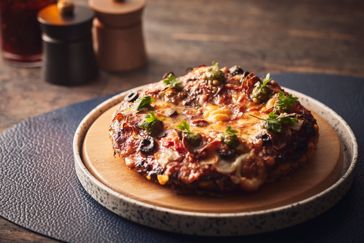 The 'David's Pizza,' named after the chef, features Italian-American style with Italian wheat flour, tomato, and mozzarella cheese. It’s topped with a rich tomato sauce, melting cheese, and flavorful pepperoni salami, baked in a steel pan. Finished with garlic, oregano, basil pesto, and black olives, it offers a flavor-rich experience with a harmonious blend of acidity, umami, and herbs, priced at ¥4,752 (tax included).