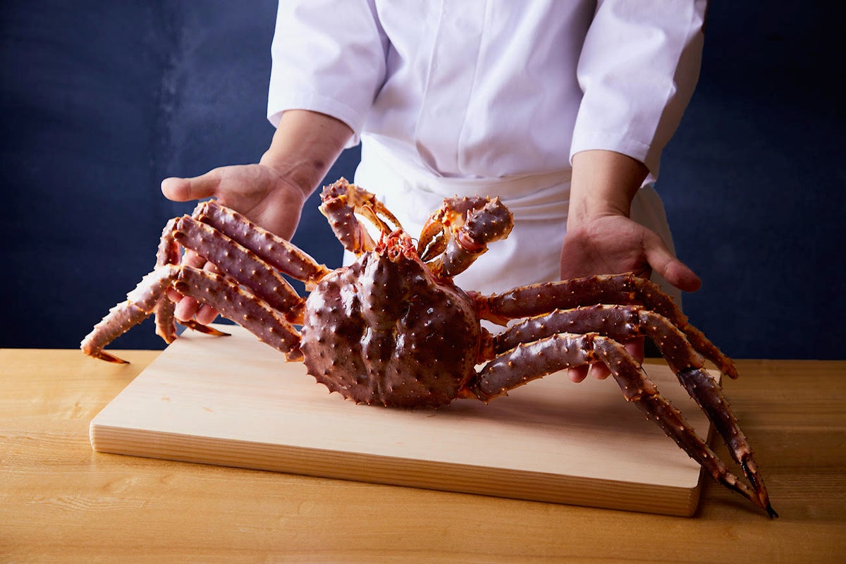 Live tarabagani (king crab).