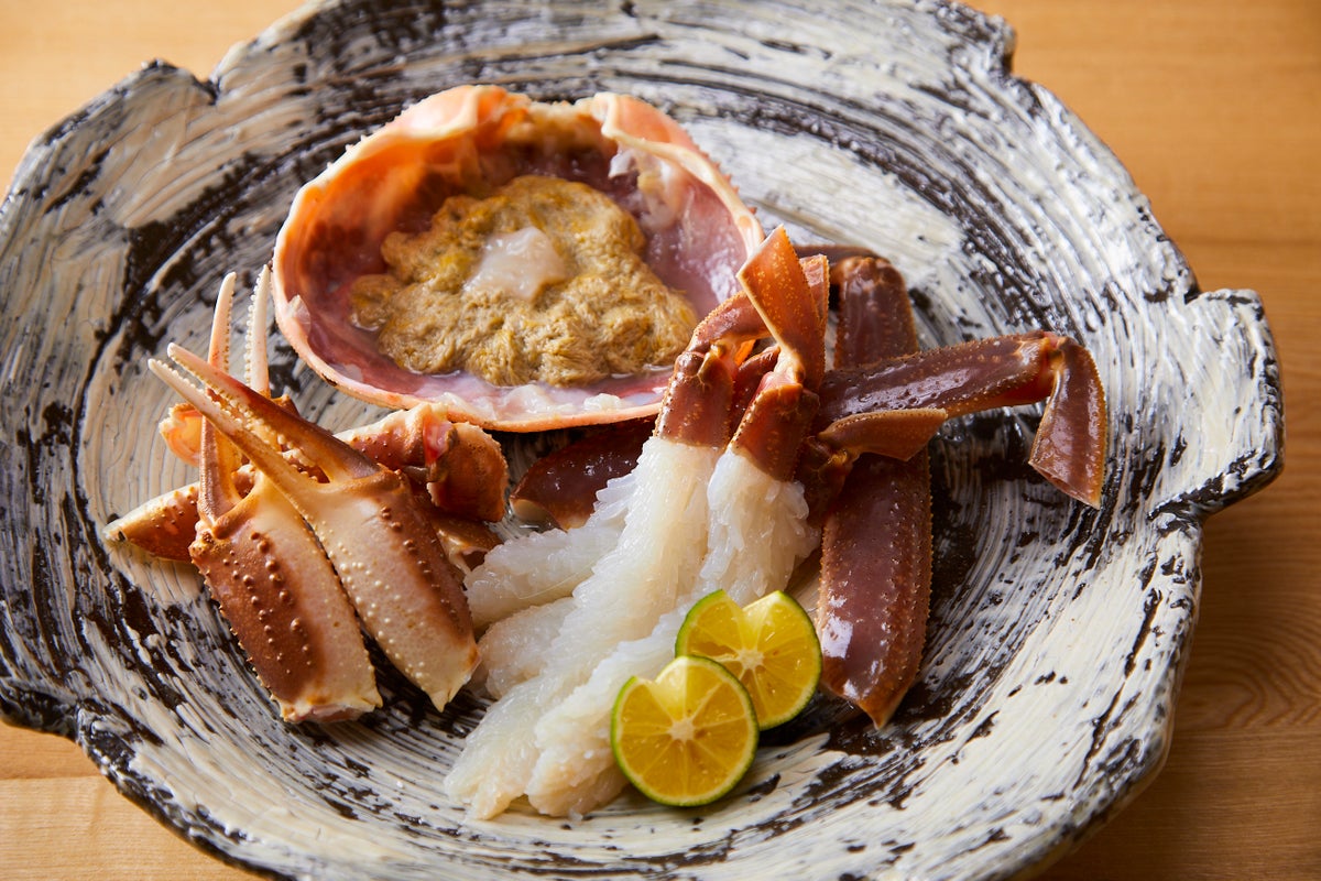 After the snow crab fishing season opens in November, we will serve brand snow crabs from Kyoto Prefecture and nearby regions.