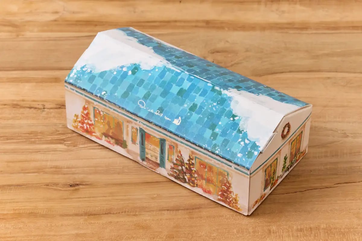 The Winter Baton package features a winter scene with a snow-covered blue roof, warm lights in the windows, and a Christmas tree, inspired by Kil Ferron shops, depicted in a house-shaped box that begins a winter story from the moment you hold it. Its charming design makes it a lovely decoration even after eating, delivering warmth like shop lights to loved ones far away.