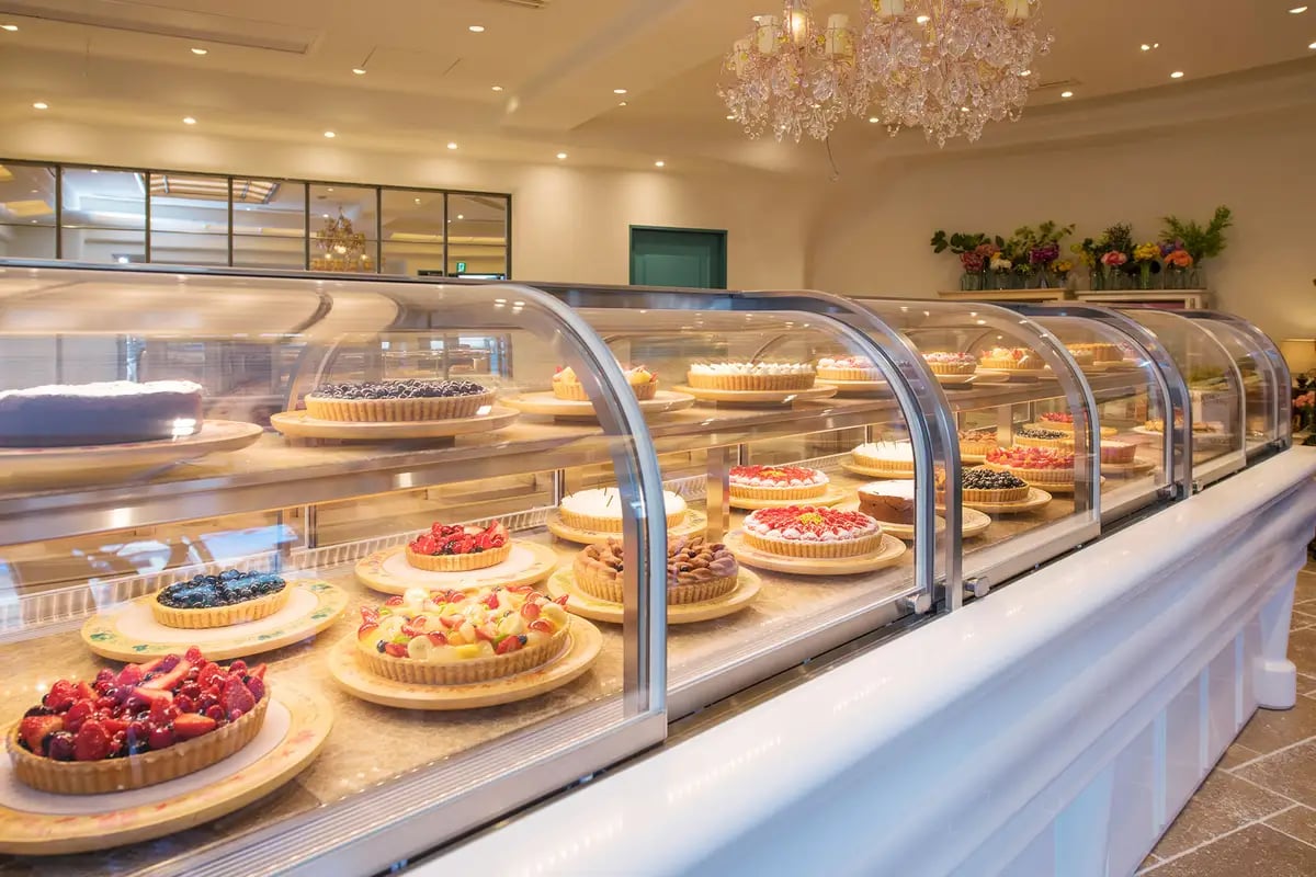 Founded on October 31, 1991, and celebrating its 35th anniversary in 2026, this tart specialty shop uses seasonal fruits and carefully selected ingredients to create a variety of tarts. The large showcase in the center of the store always displays about 20 colorful tarts. The name 'Kil Ferron' means 'What a lovely day' in French.