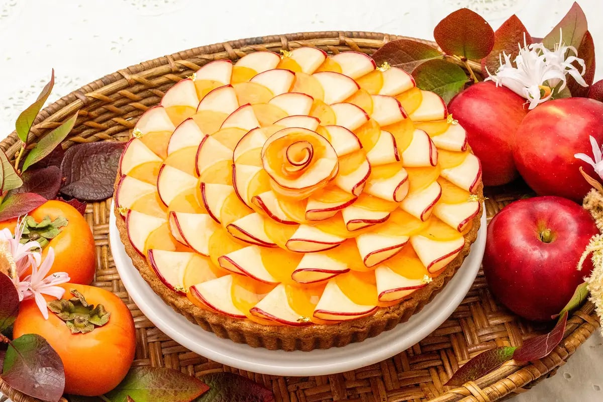 Apple and Persimmon Tart — Slice ¥1,580 (tax included); Whole (25 cm) ¥15,800 (tax included)