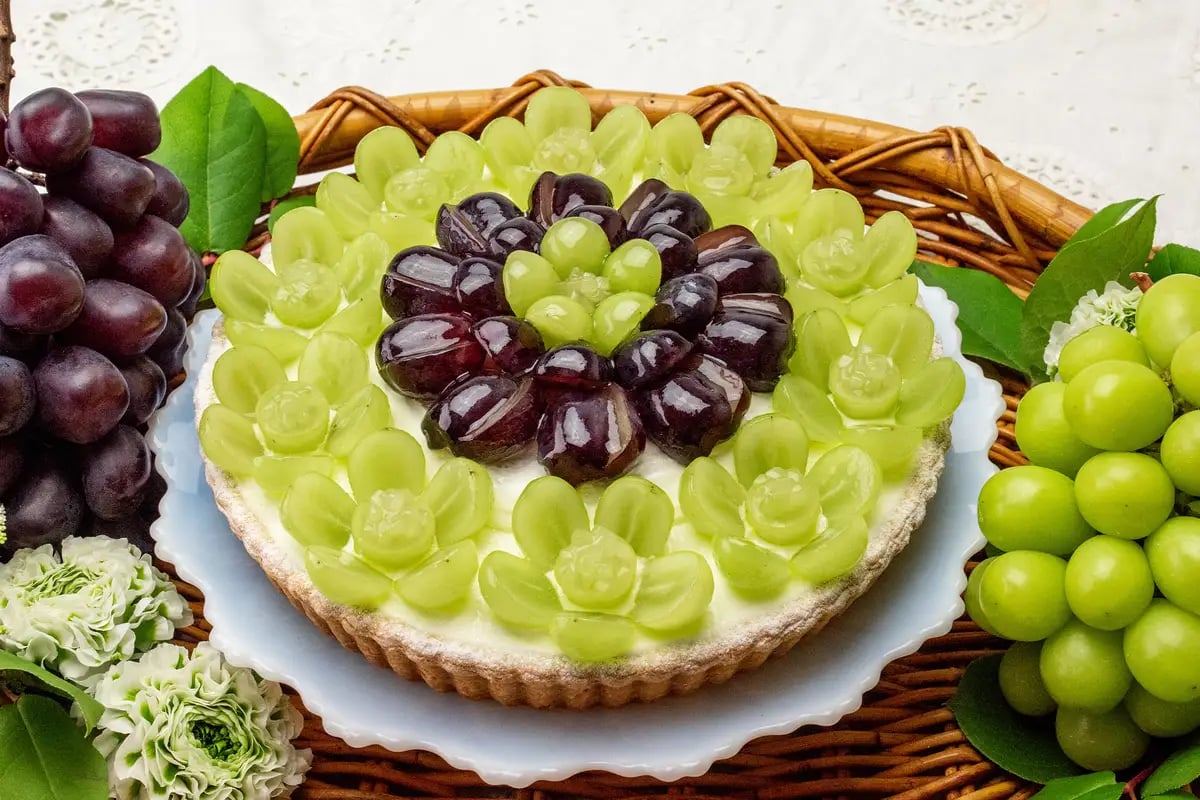 In Muscat Tart — Slice ¥3,000 (tax included); Whole (25 cm) ¥30,000 (tax included)
