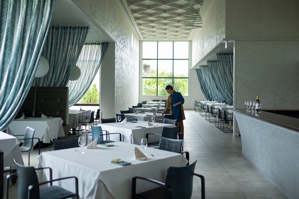 A dining experience that expresses the rich ocean where creatures live.