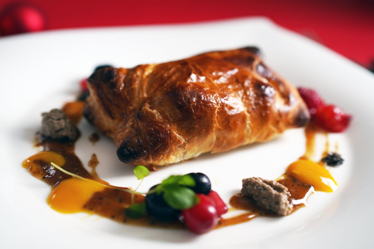 Chinese Cuisine Sanmiya / Christmas Dinner 2026 (Baked puff pastry with Wagyu beef and foie gras, served with red fruit and truffle black pepper sauce)