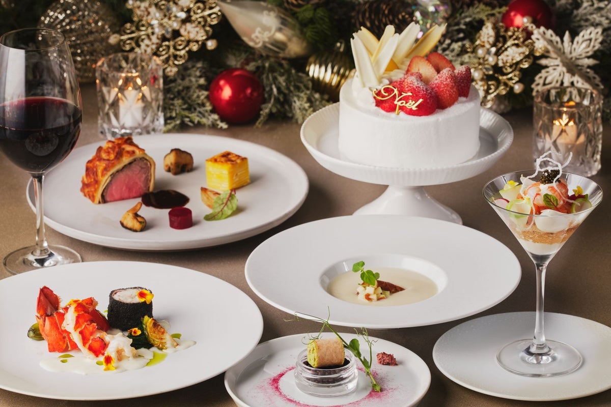 Dinner with whole cake - Image
