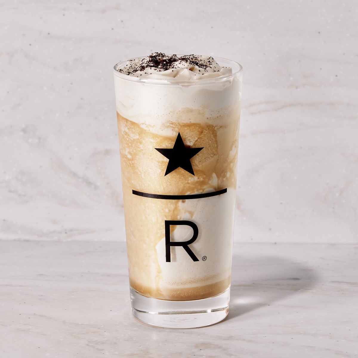 The Starbucks Reserve® Coffee & Espresso Cream Frappuccino® features espresso whip at the bottom and on top of the cup, creating a perfect balance of rich sweetness and slightly bitter coffee. Start with its creamy sweetness, and as you sip, enjoy the roasted aroma and deep flavor of espresso. It offers a luxurious experience akin to tasting a dessert, perfect for enjoying conversations with loved ones, relaxing alone, or unwinding after a busy day. The Tall size is ¥900 for in-store use and ¥884 for takeout (tax included).