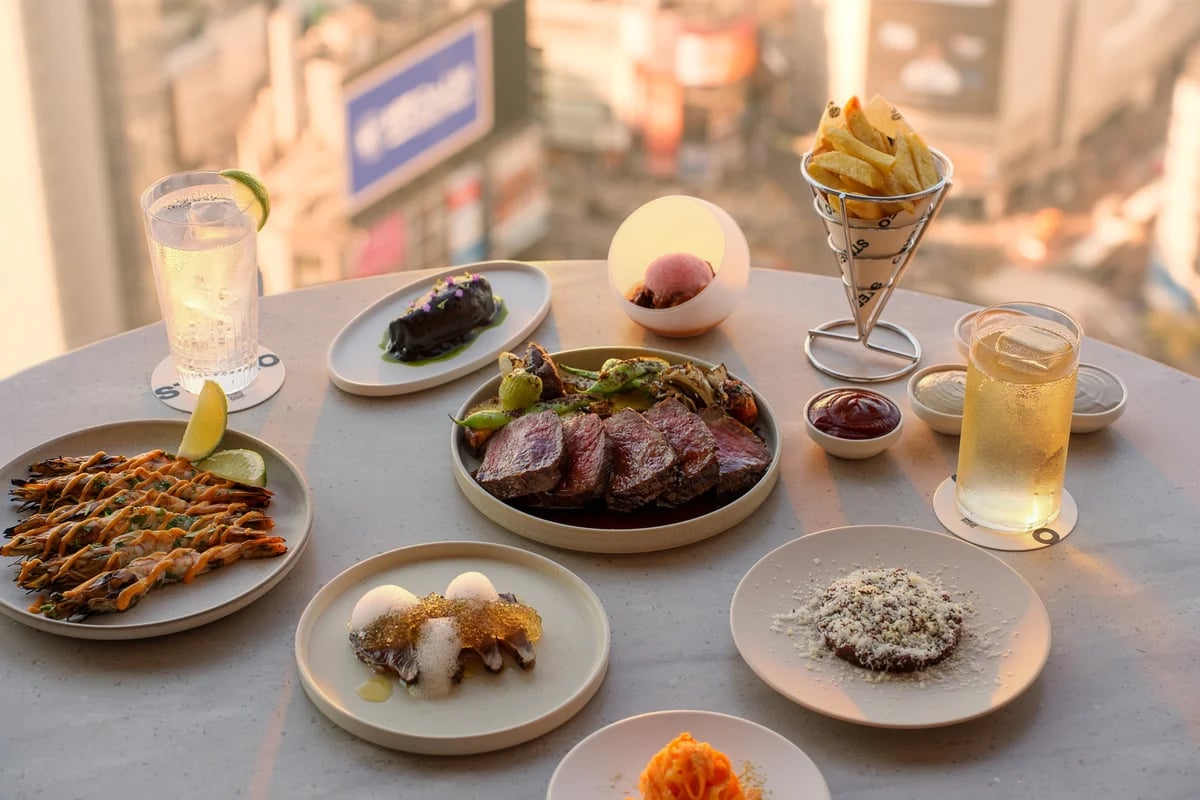 The sun sets and the streets of Shibuya transition into their nighttime face. Overlooking the scramble crossing, enjoy small dishes and cocktails in hand.