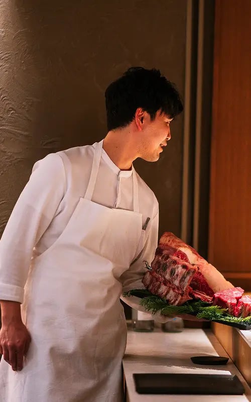Satoru Uchida, born in Tochigi Prefecture in 1990. After graduating from culinary school, he gained experience at the two-Michelin-starred Daikanyama restaurant 'Ristorante ASO'. He worked at the renowned aged meat restaurant 'Naka-sei Nai-ten', then in 2018 joined NARISAWA, a two-Michelin-star restaurant and regular on the World's 50 Best Restaurants list. During his tenure, he helped launch 'BEES BAR by NARISAWA' and 'Mikado Shokudo by NARISAWA'. In 2020, he served as sous-chef at the limited-seat anniversary restaurant 'unis' in Toranomon Hills, and in 2024, he opened the highly anticipated flagship 'FUSOU' in Shibuya. In 2026, he will oversee food direction for the music lounge and restaurant 'STEREO' directly connected to Shibuya Station.