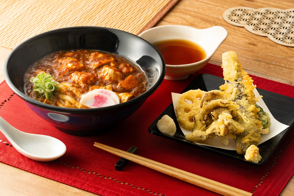 Spicy Mapo Bukkake Udon with Vegetable Tempura Platter (Maitake, Eggplant, Lotus Root, Pumpkin, Okra) — ¥1,098 (tax included)