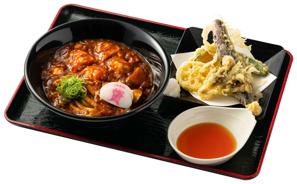 Set including Mapo Bukkake Udon and Vegetable Tempura Platter (Maitake, Eggplant, Lotus Root, Pumpkin, Okra) — ¥1,098 (tax included)